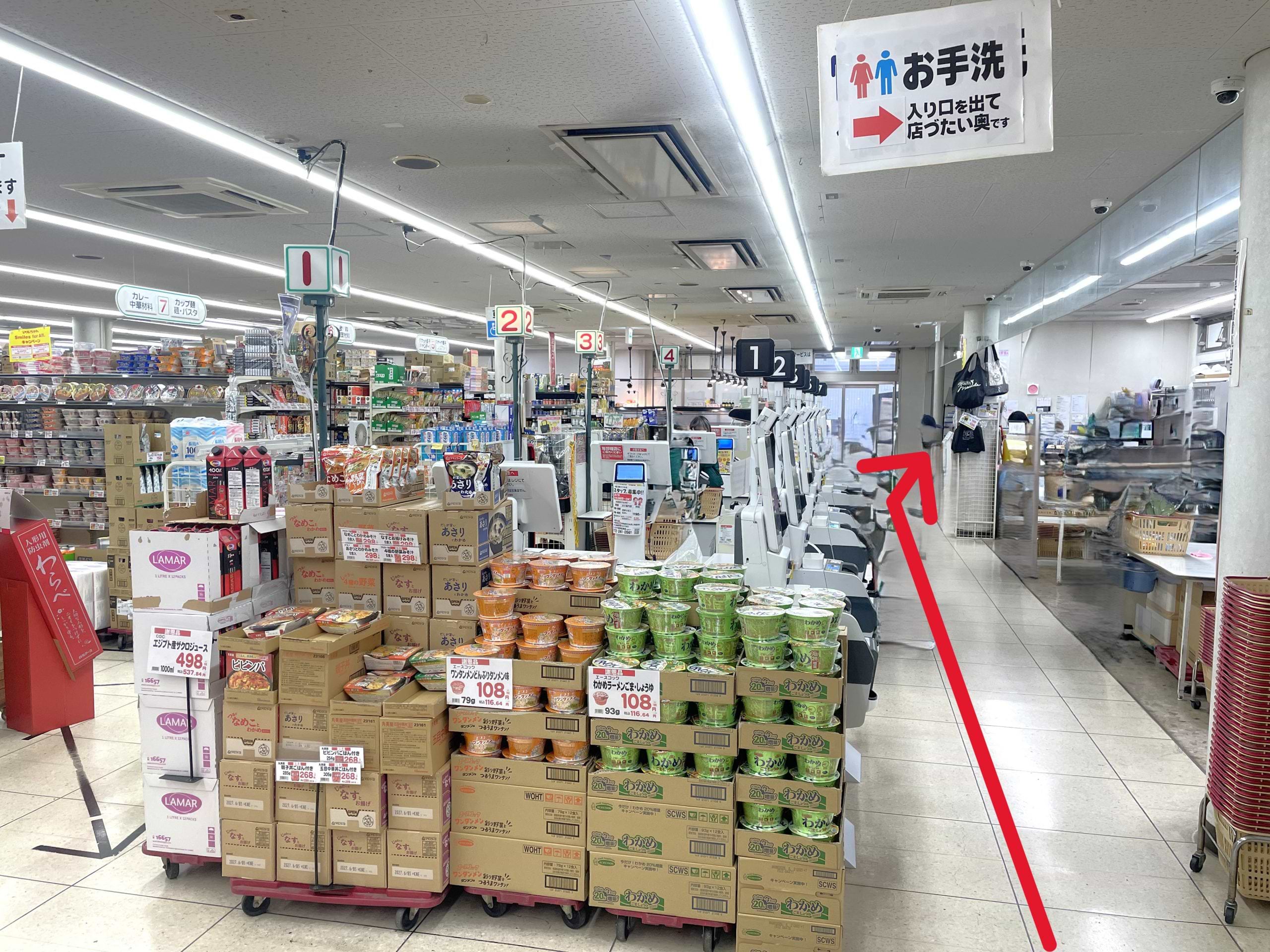 正面入口から入った場合は、入って右に進んでいただきますと当店がございます