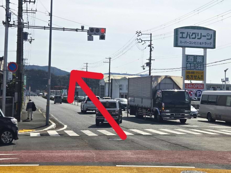 【和歌山市側からお越しの場合】<br>エバグリーン紀三井寺店を右手に、南へ直進します
