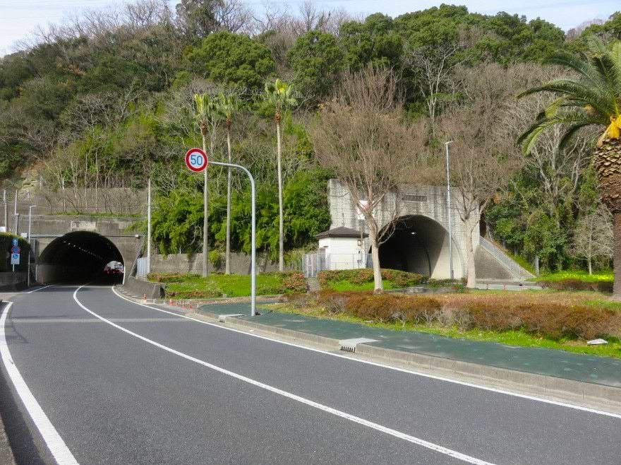 毛見のトンネルを南へ直進します