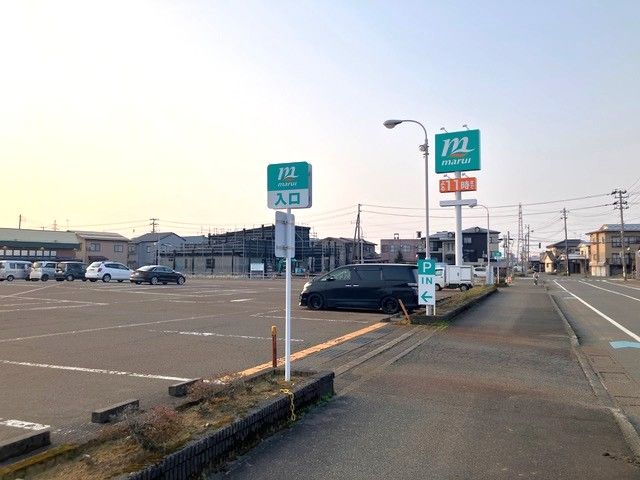 マルイ見附店入口の看板を目印に駐車場に入ります