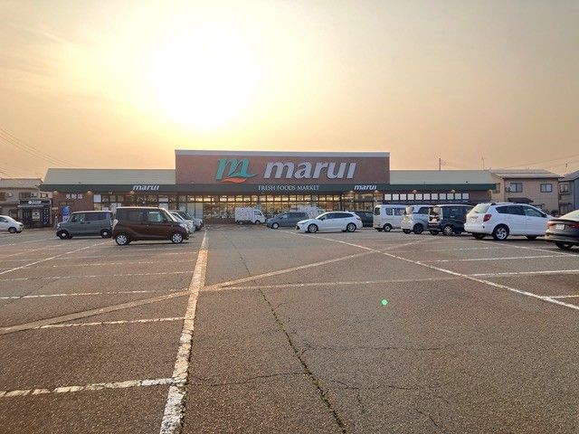 左側の駐車場をご利用いただくと、当店へスムーズにお越しいただけます