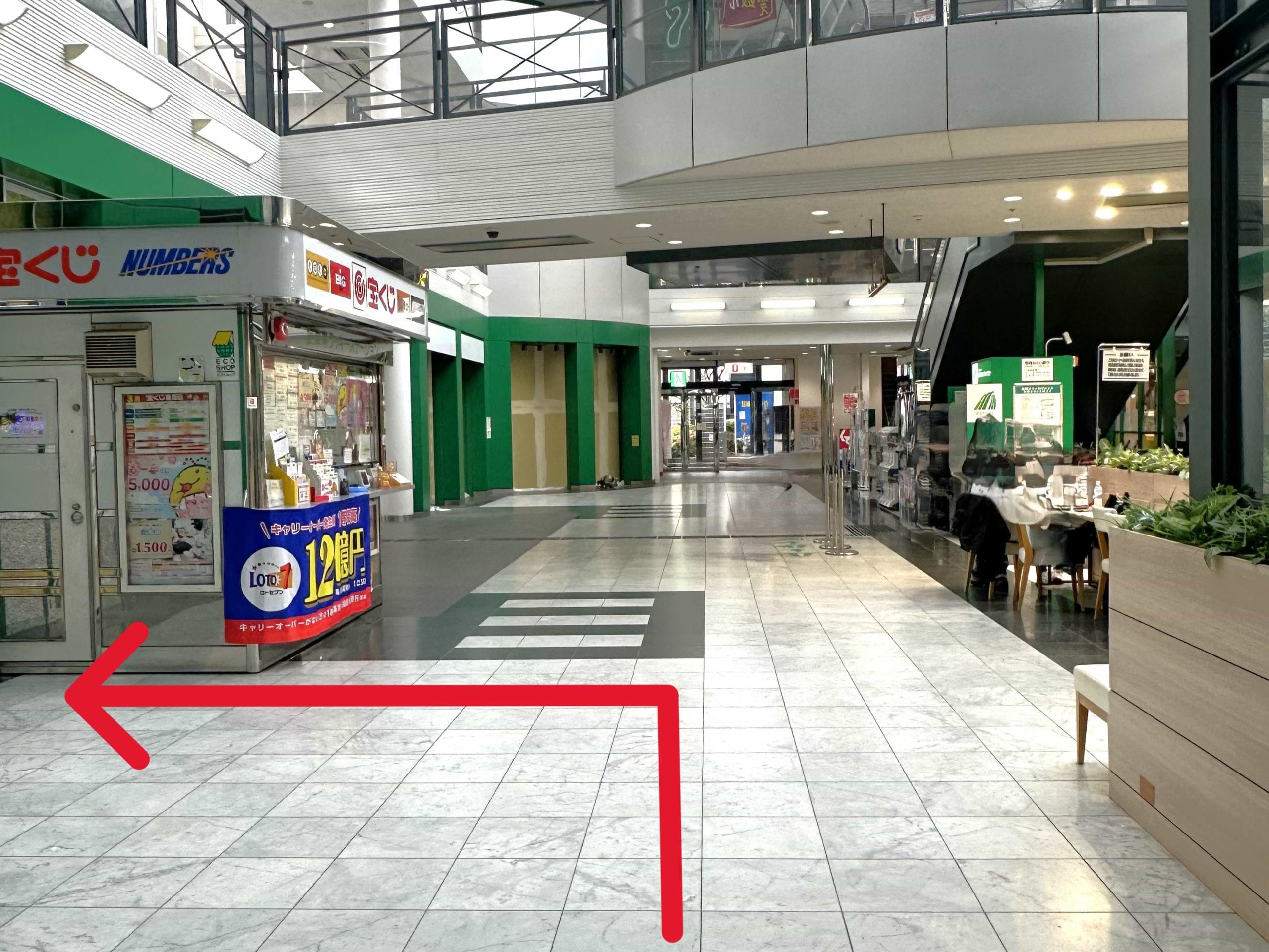 店内に入って、すぐ左手に当店がございます