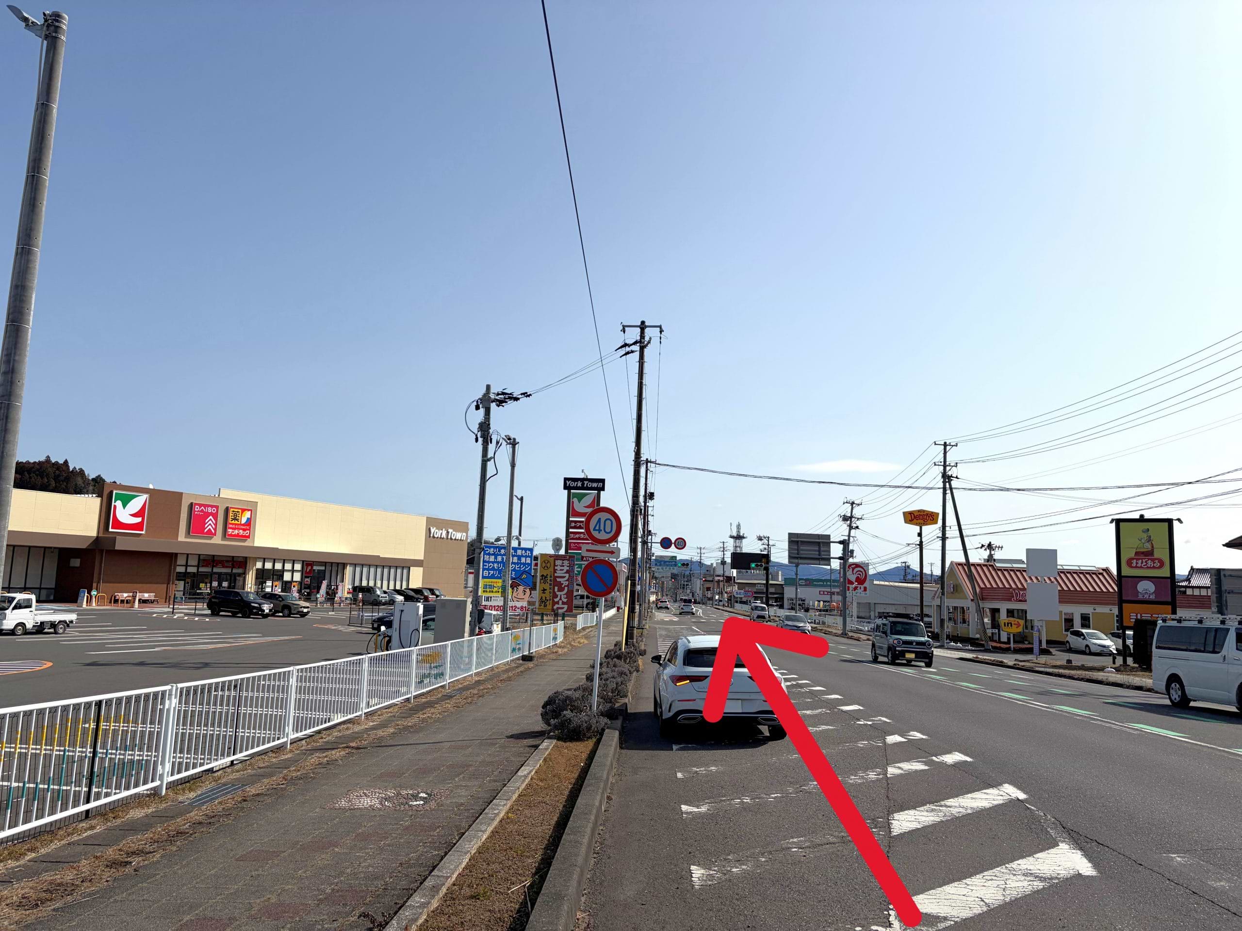 左手にヨークベニマルが見えますので、そのまま直進します