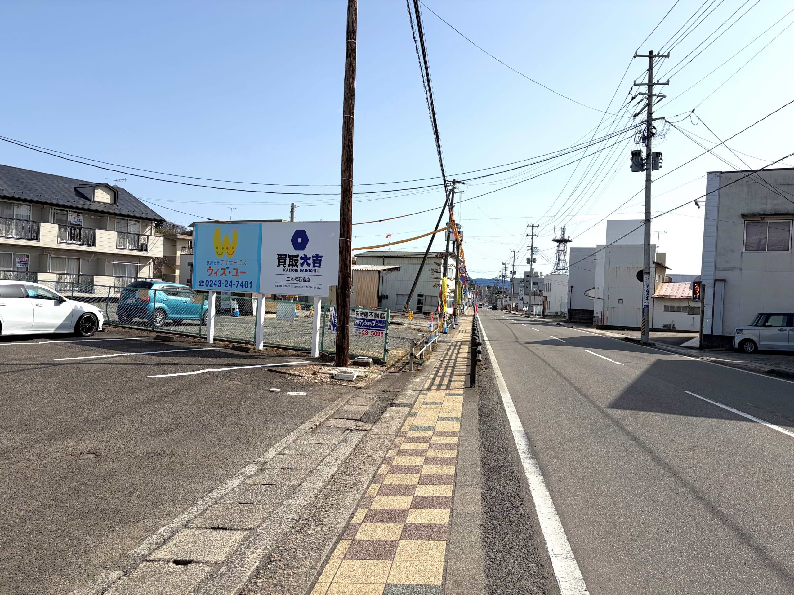 大吉の看板を目印にお進みいただくと、左手に当店がございます。無料駐車場を4台分ご用意しておりますので、お車でも安心してご来店ください