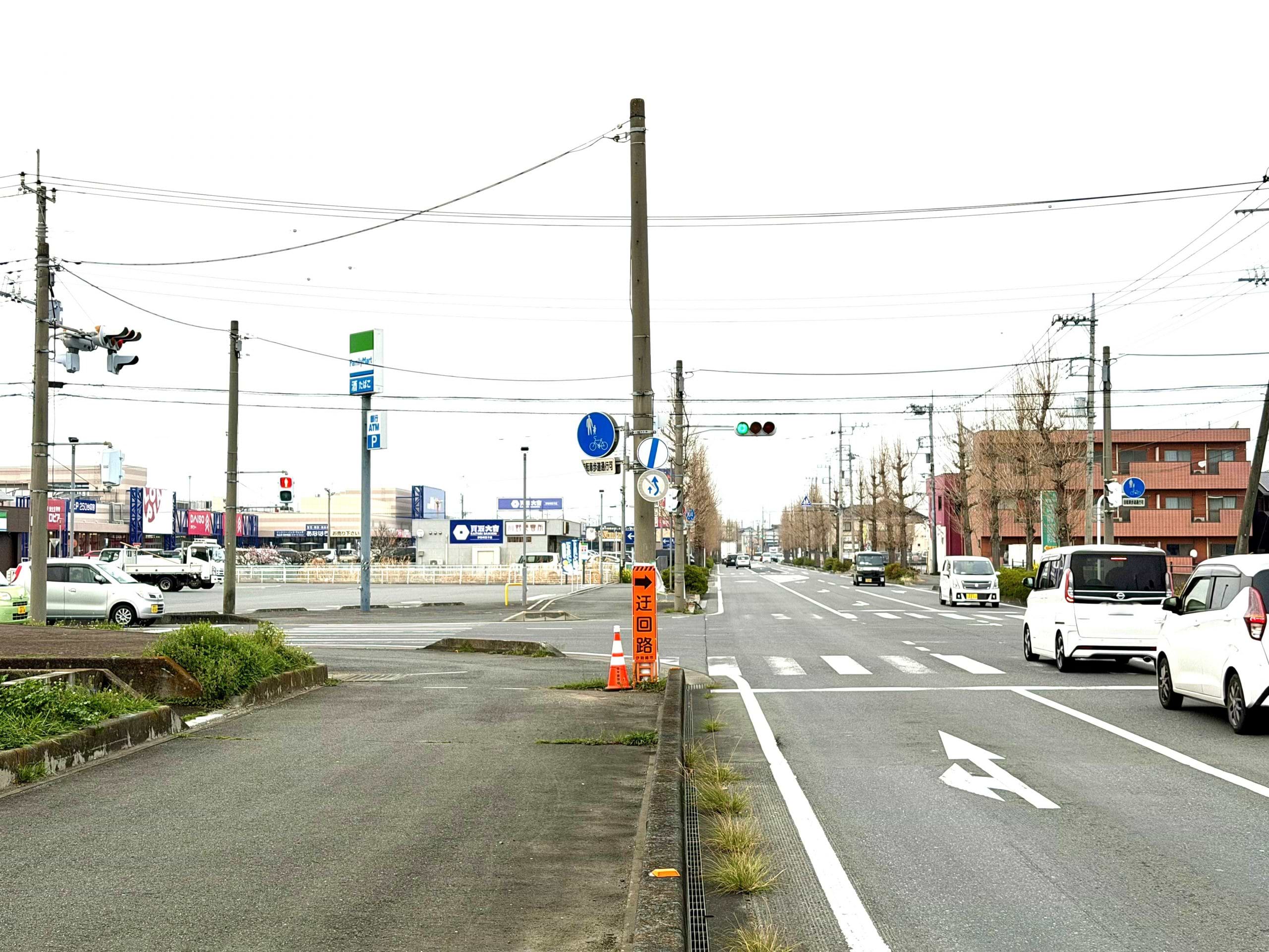 【柴町方面からお越しの場合】<br>ミスターマックス様南側にある信号を北に直進すると左側に当店がございます