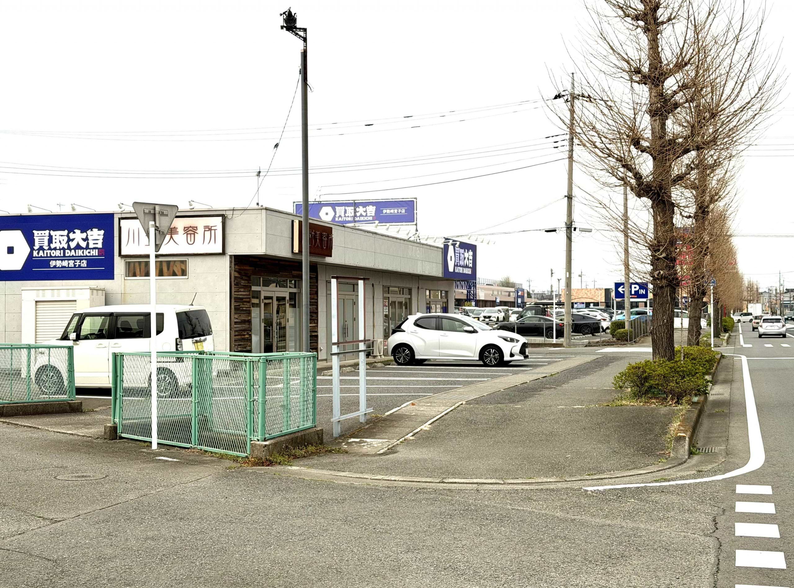 店舗手前の歩道の切り下げよりお入りいただくか、店舗奥の交差点を左折し、歩道を回り込む形で駐車場へお入りいただけます