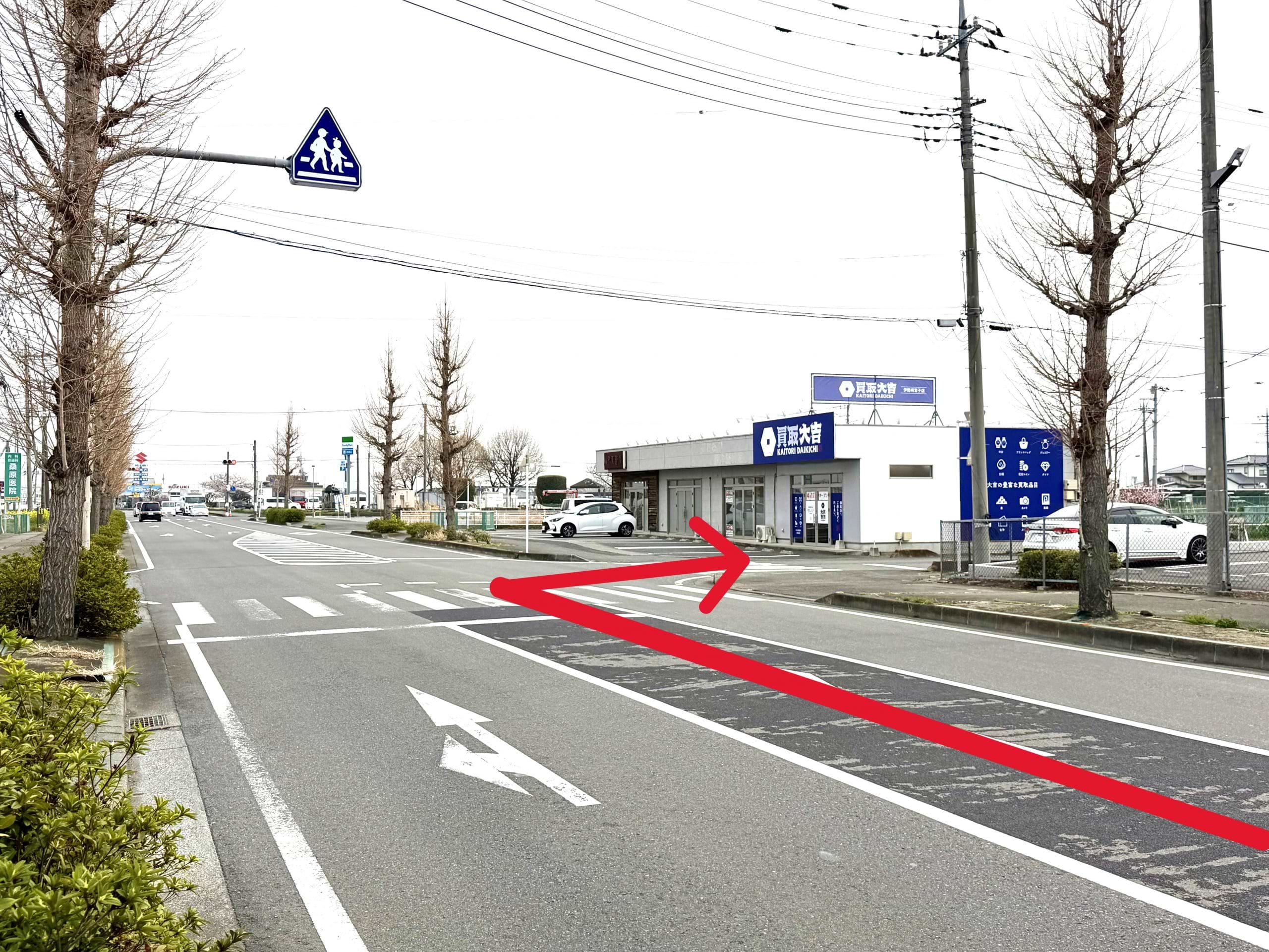 右折専用レーンがありますので、そちらから回り込む形で駐車場へお入りいただけます