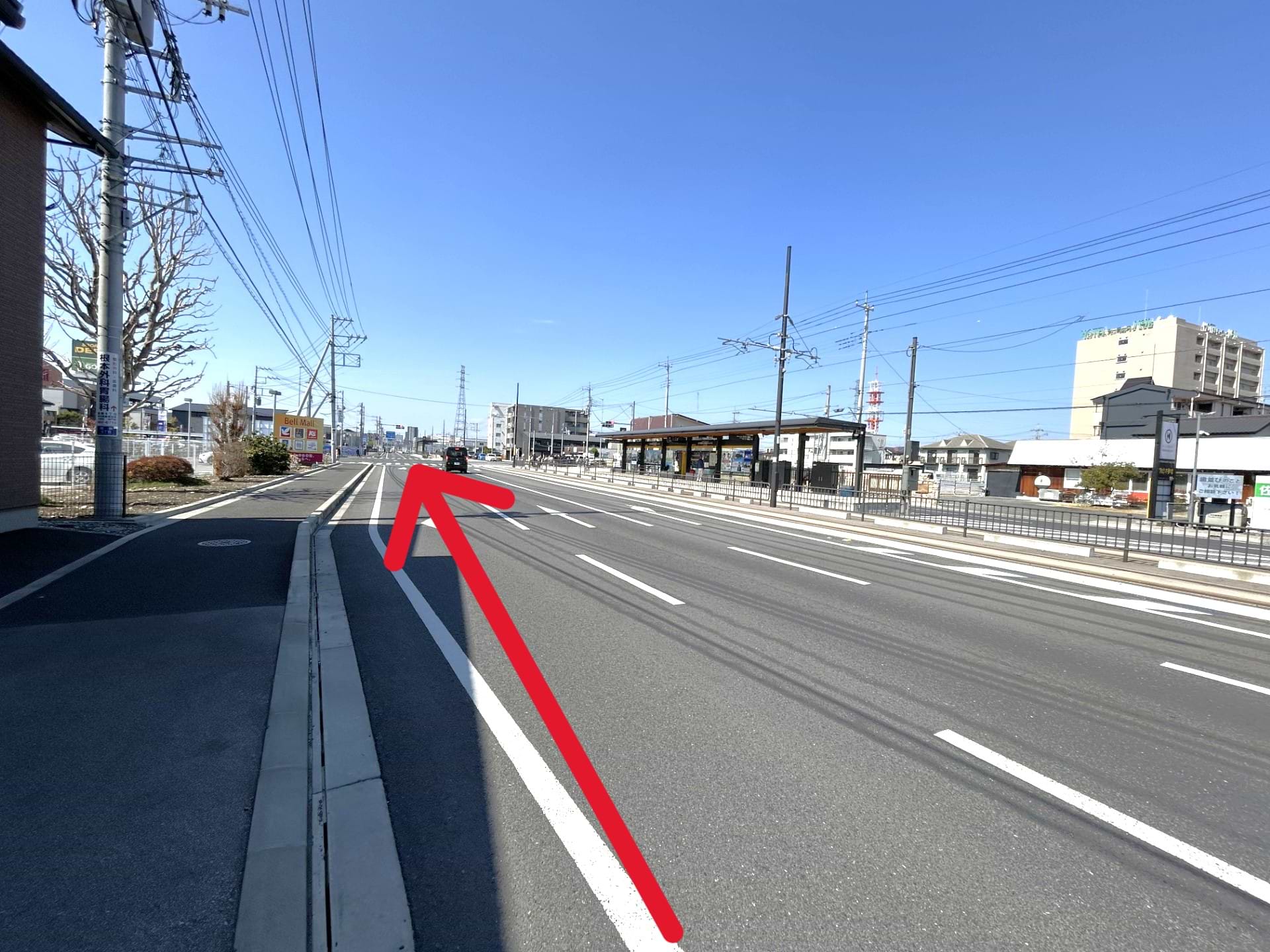 ライトライン 宇都宮大学陽東キャンパス駅（ショッピングモール ベルモール様向い）をJR宇都宮駅方面に直進します