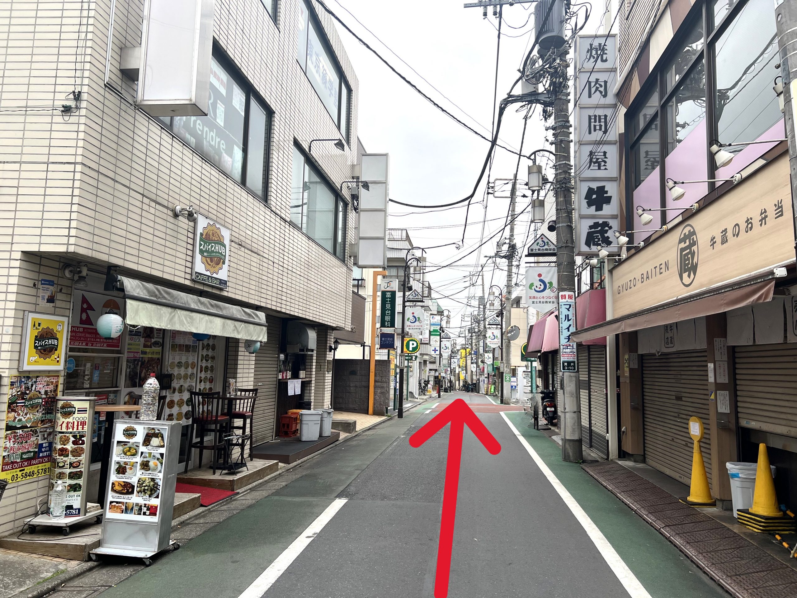 50ｍほど直進いただき、右手に当店がございます