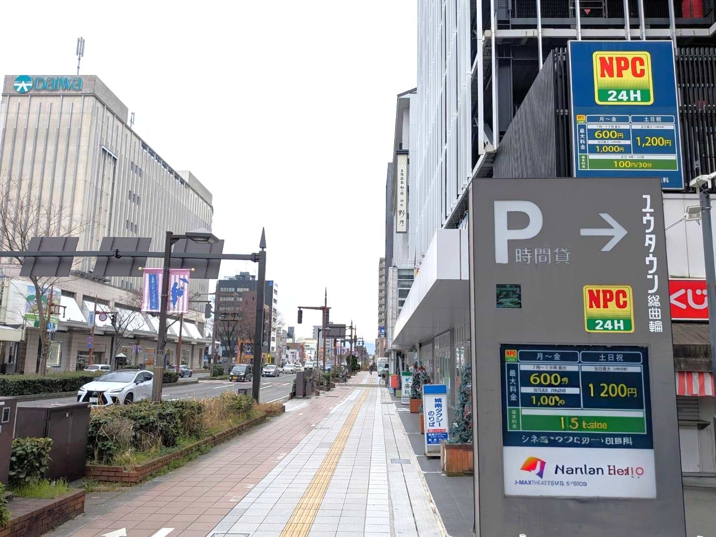 NPC24Hユウタウン総曲輪パーキングから総曲輪通り西口交差点方面に直進します