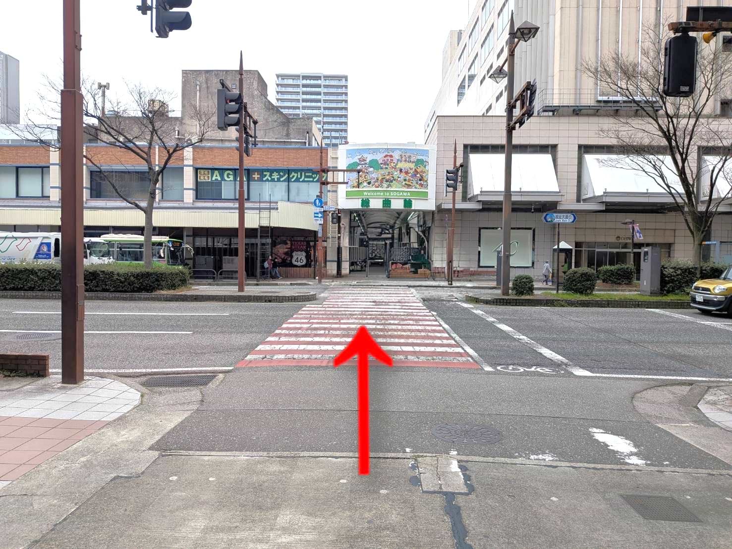 総曲輪通西口交差点を渡り、総曲輪通りアーケード前まで進みます