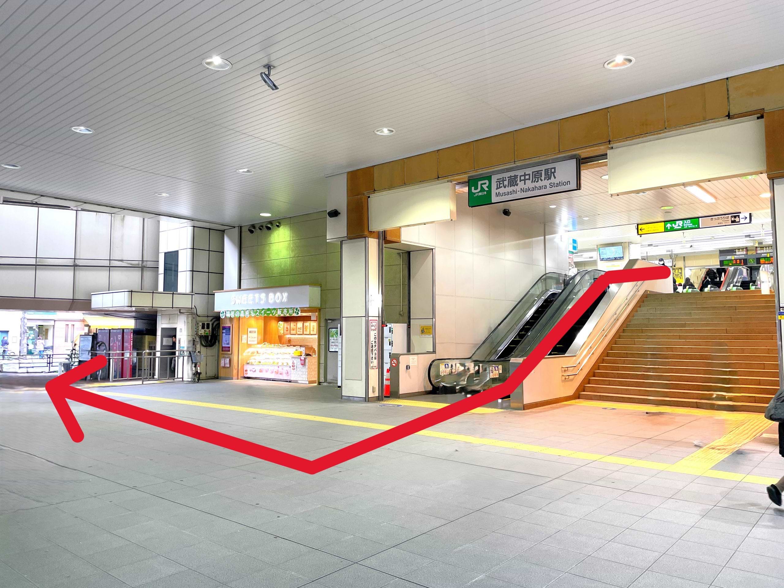 駅改札を出たら、階段を下りて右折します