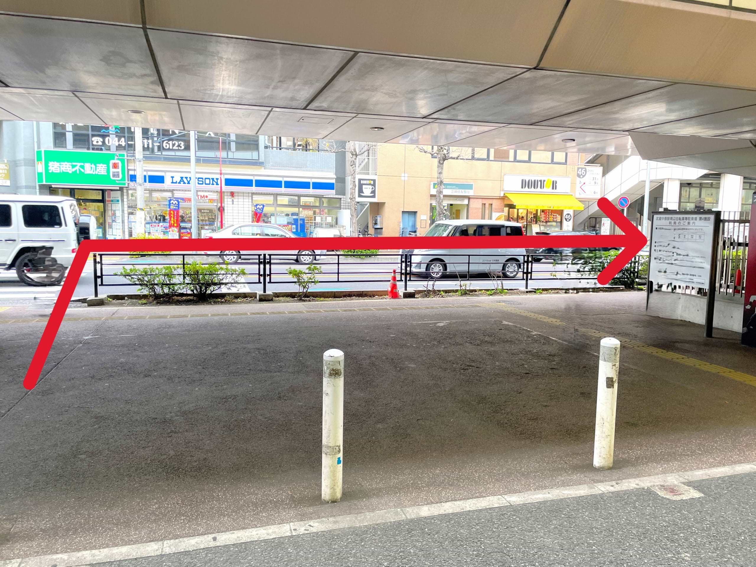 正面に見えるローソン 上小田中店様を目印に横断歩道を渡り、右折します