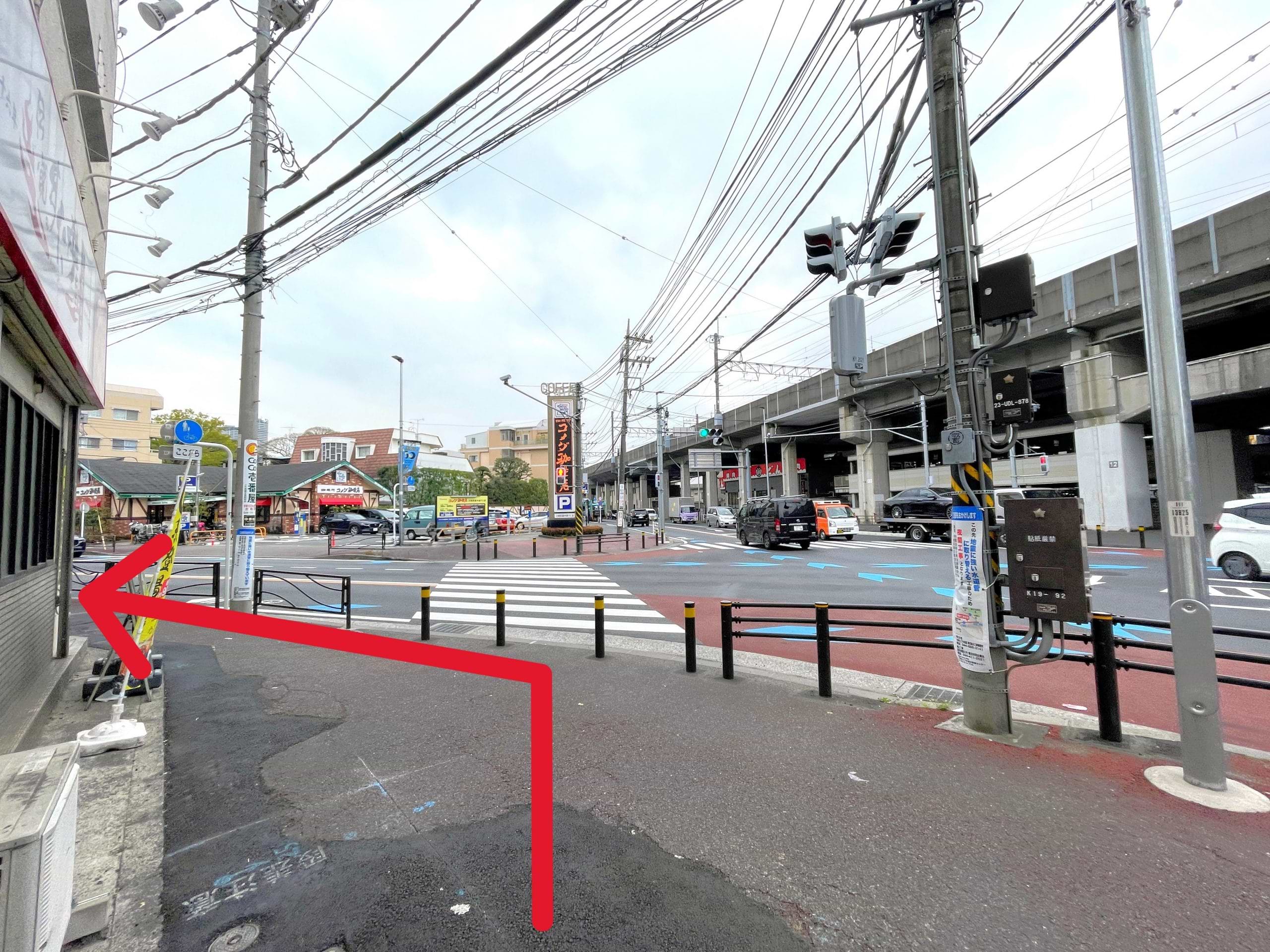 上小田中交差点をコメダ珈琲店 川崎武蔵中原店様を右手にし左折後、しばらく直進します
