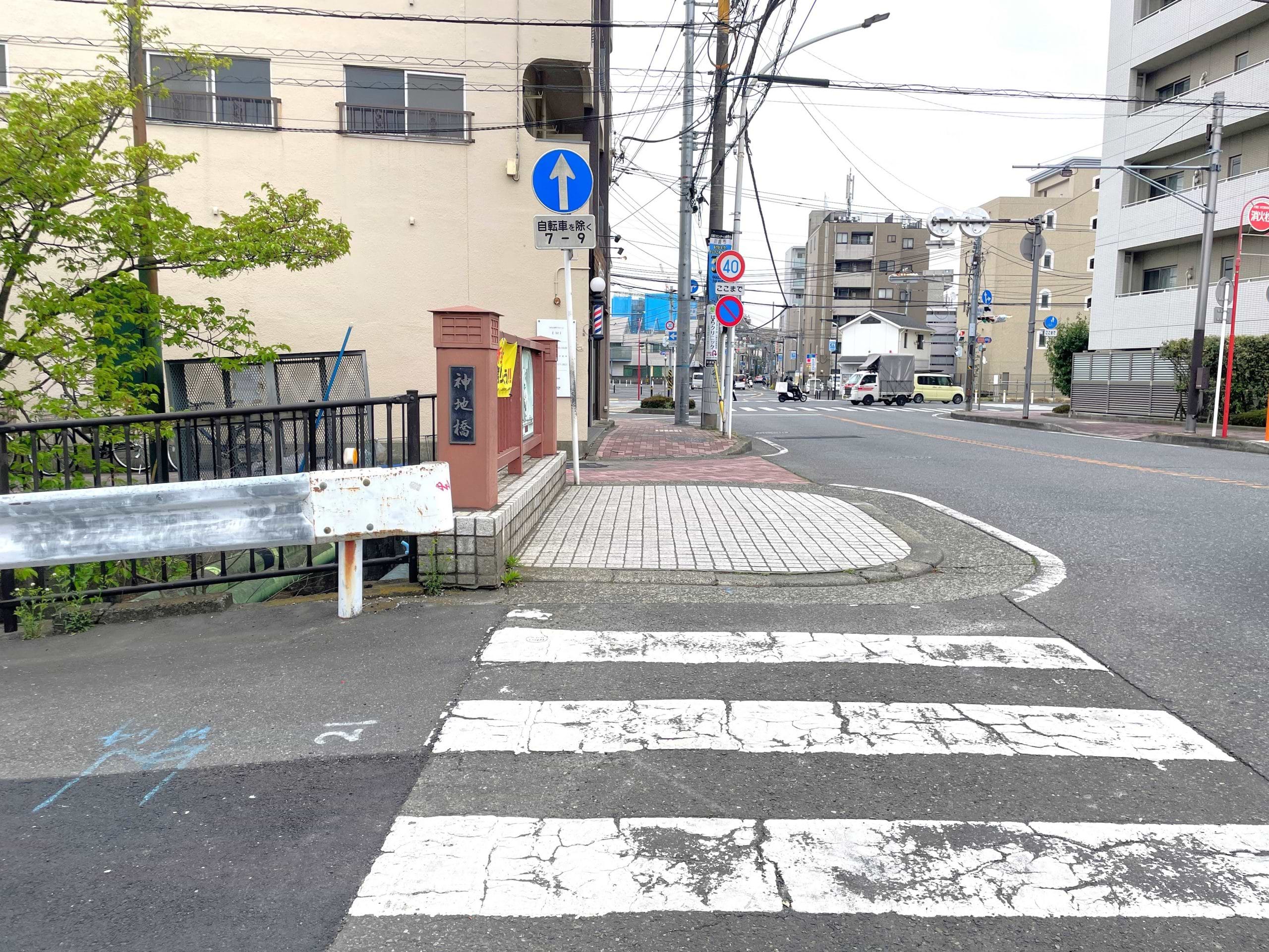 500mほど直進すると神地橋がございます。さらにそのまま直進してください