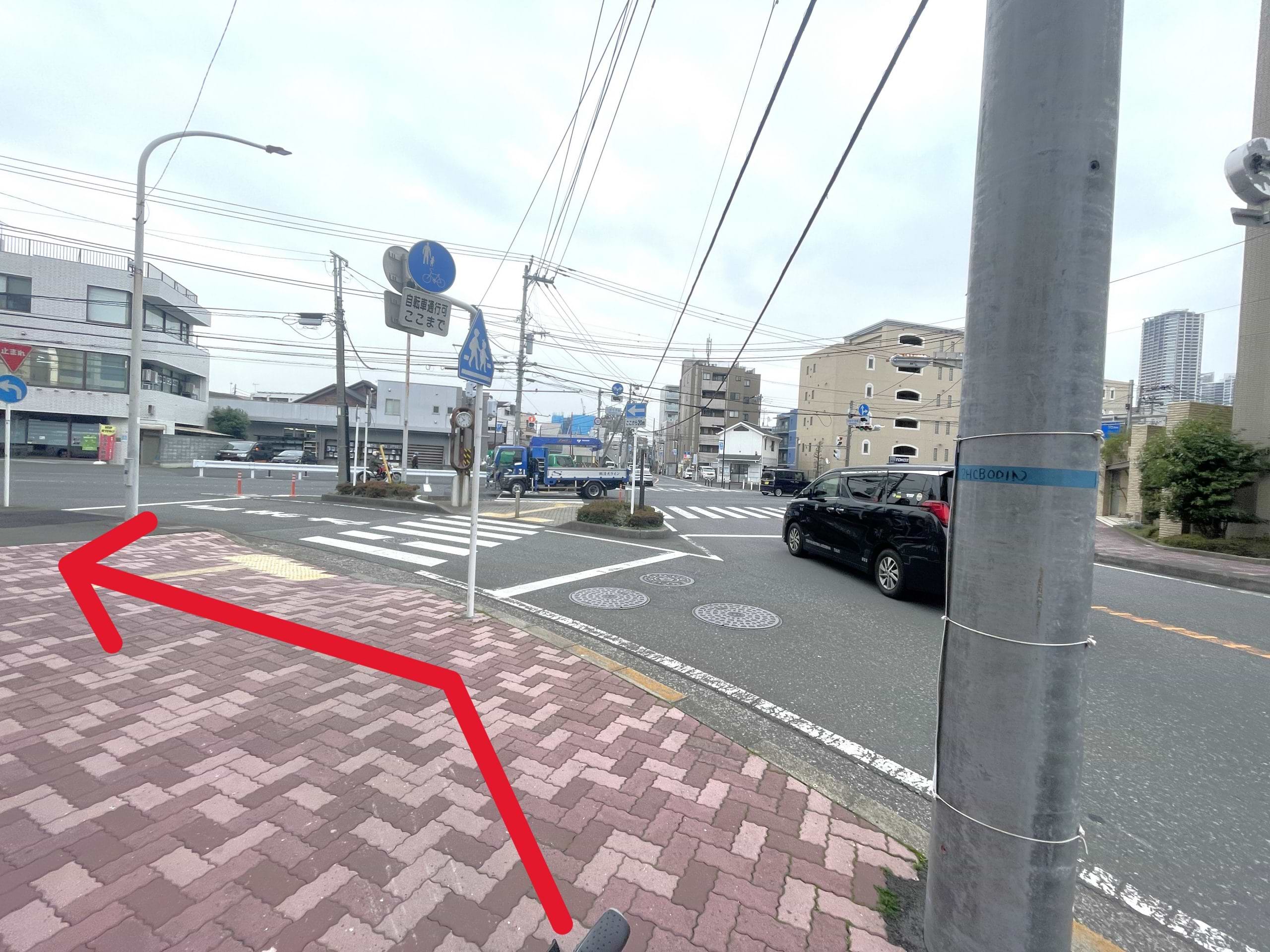 神地橋通過後すぐに「小杉十字路」交差点がございます。<br>横断せず手前のデイサービス グリーン倶楽部様を左手にしながら左折いただきますと当店がございます