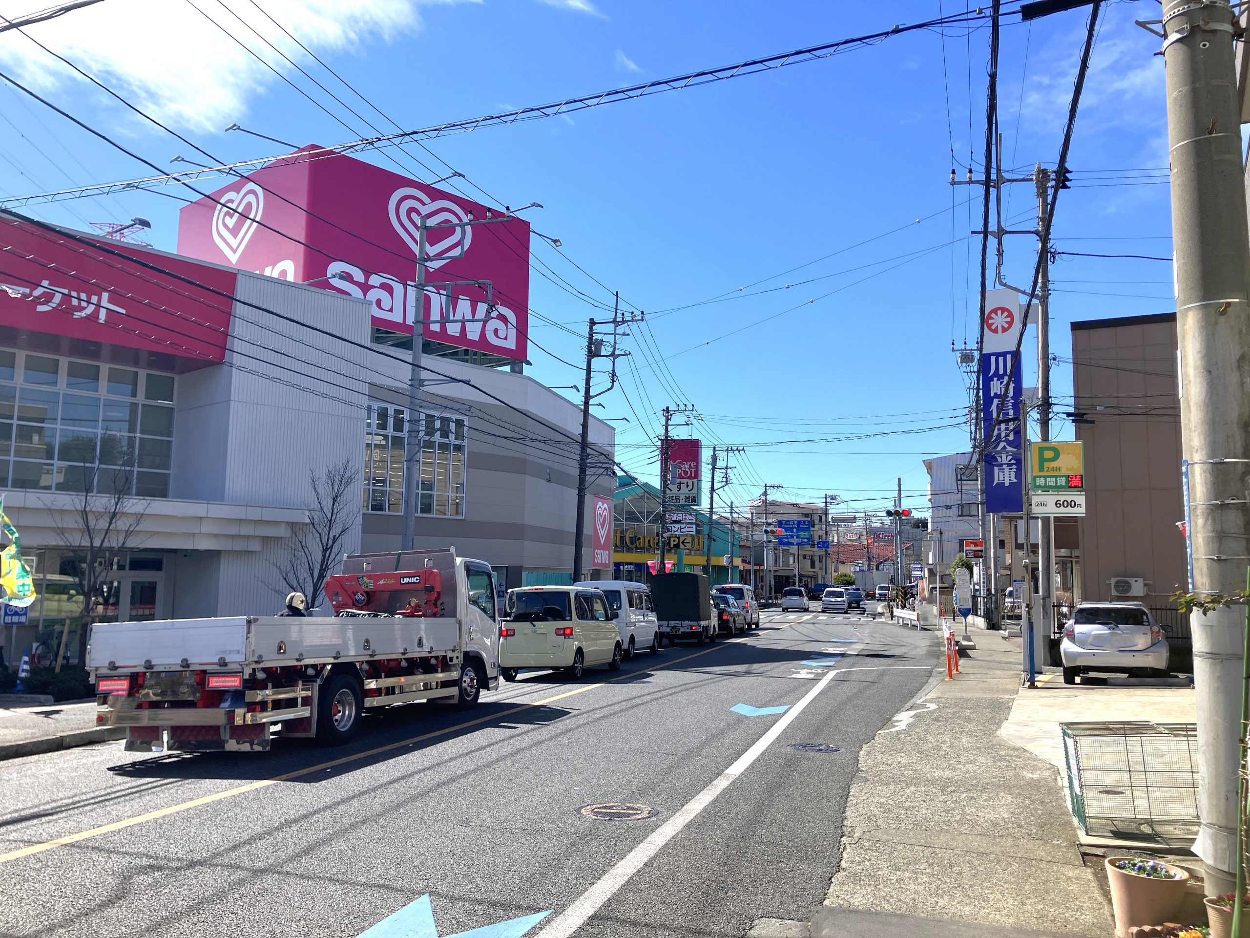 左手にスーパー三和 川崎野川店、右手に川崎信用金庫野川支店がある通りを直進します