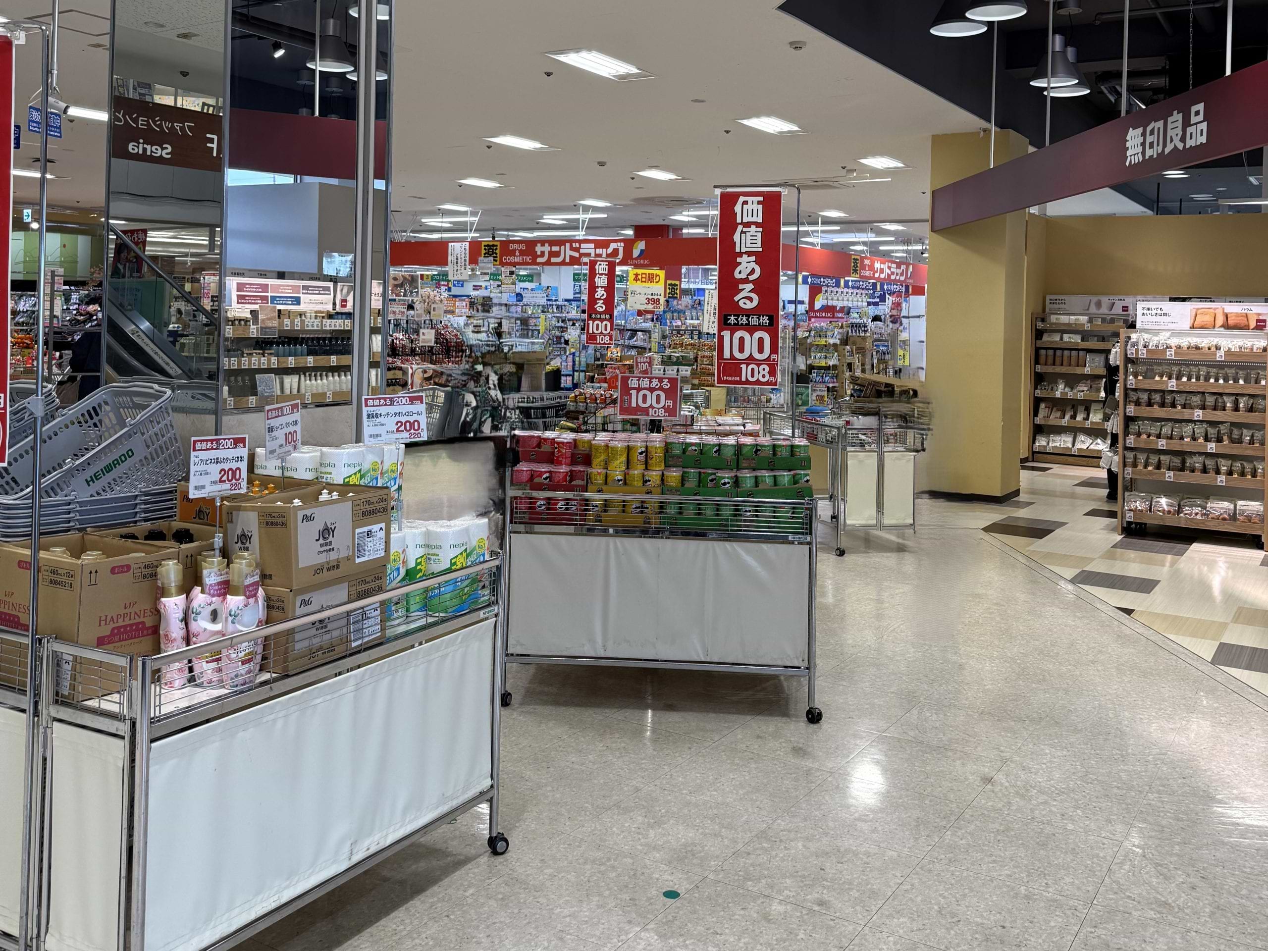 入ってすぐ右に曲がります