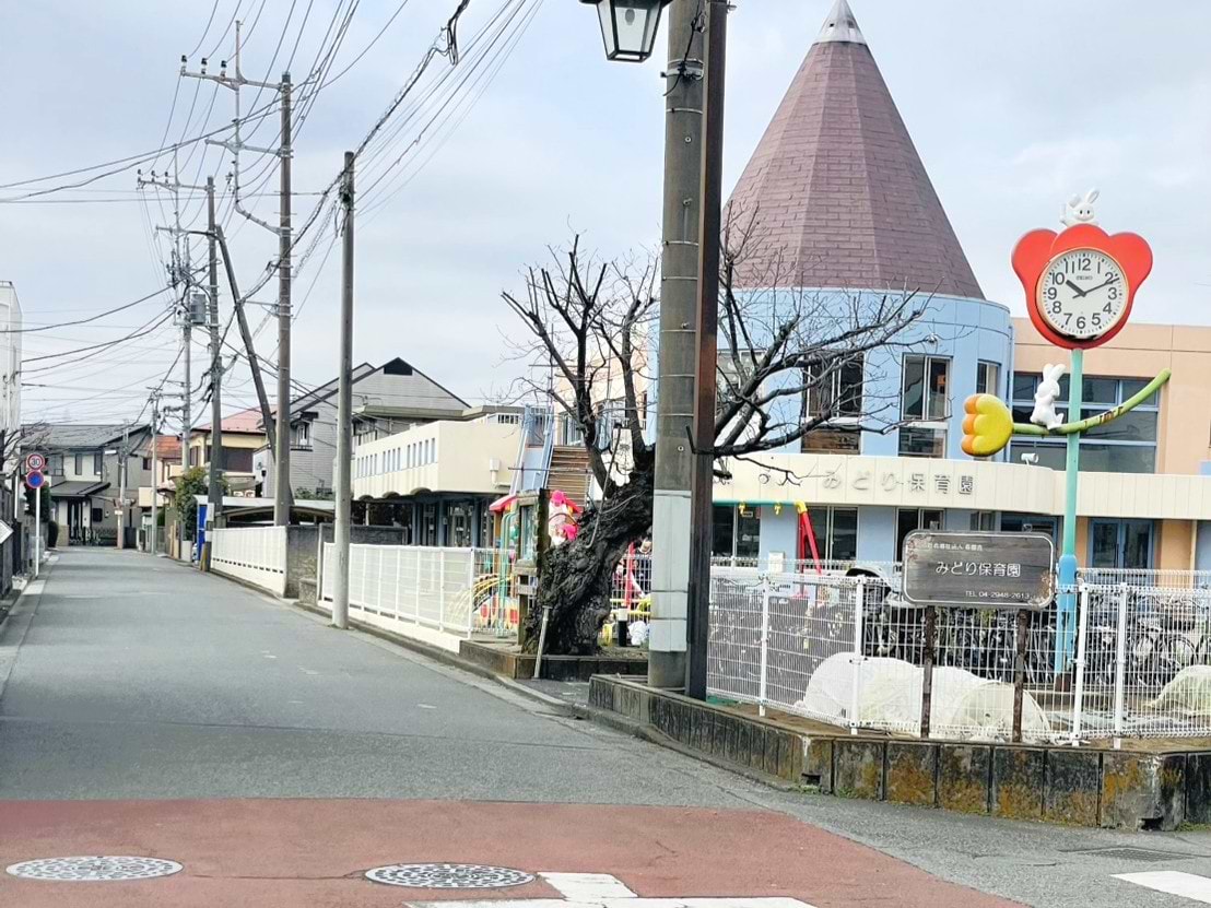 「みどり保育園」の前を通り、そのまままっすぐ進みます