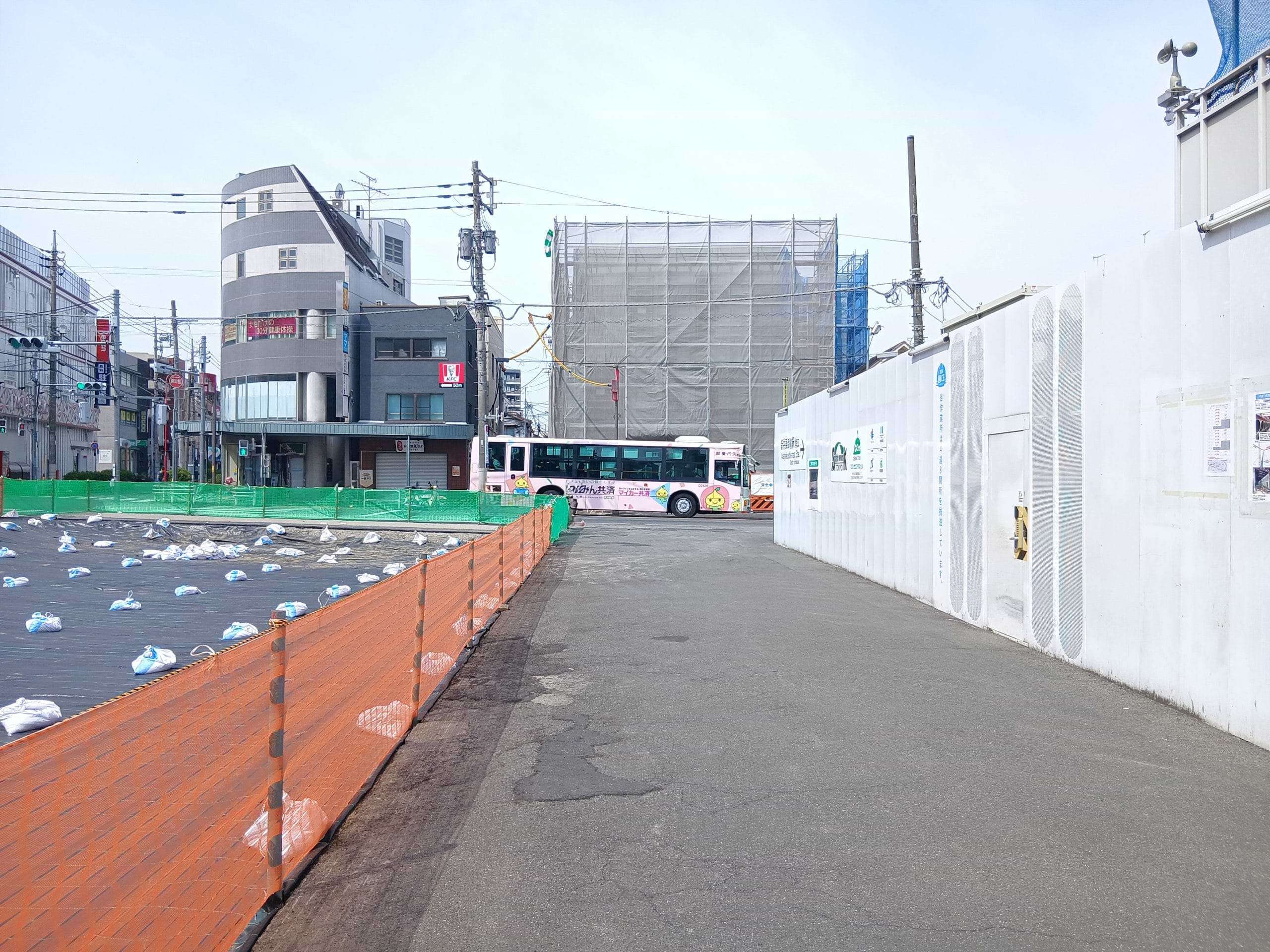 そのまま20ｍ程直進し、左折します