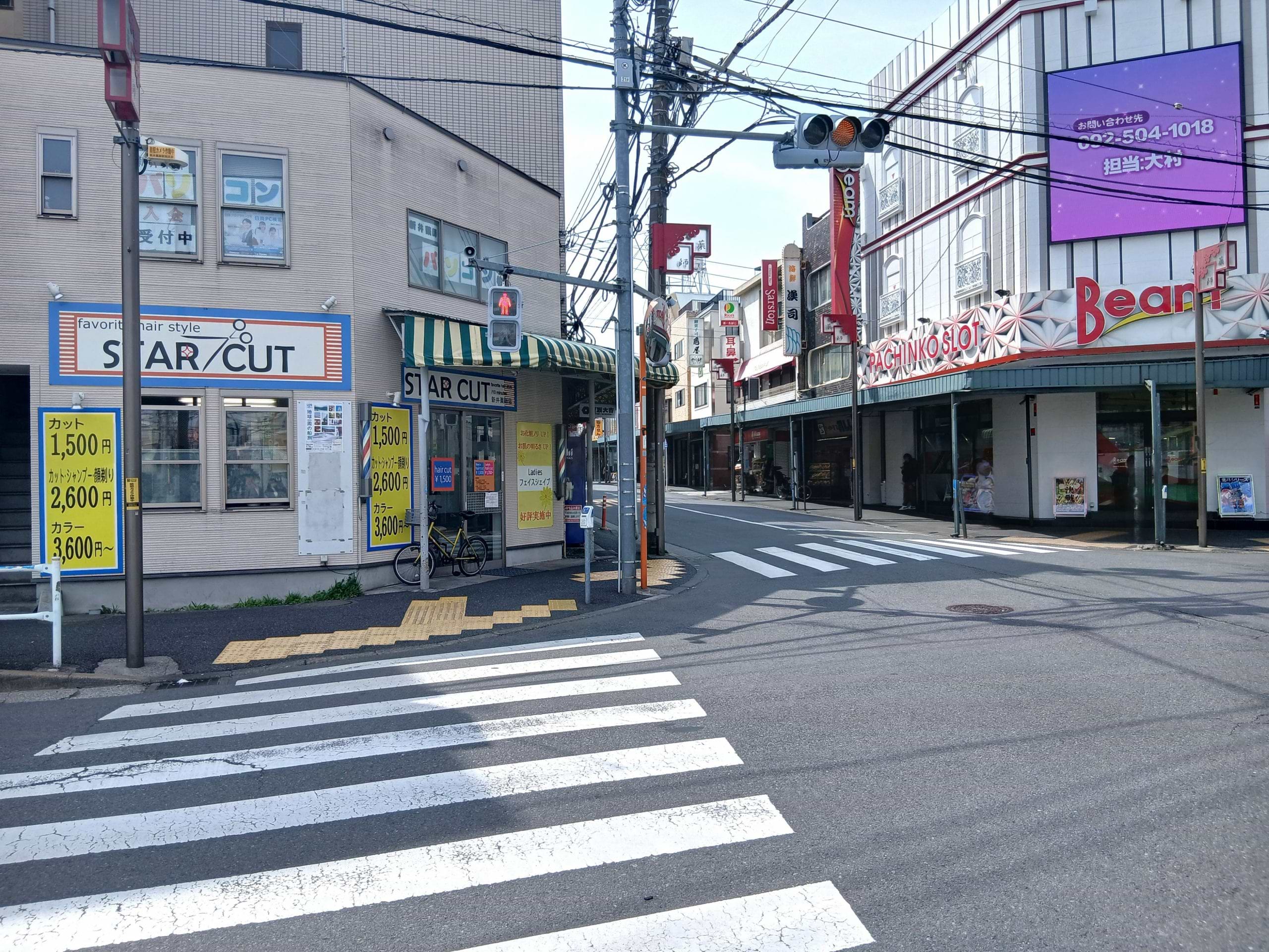 横断歩道を渡ると買取大吉の看板が見えてまいります