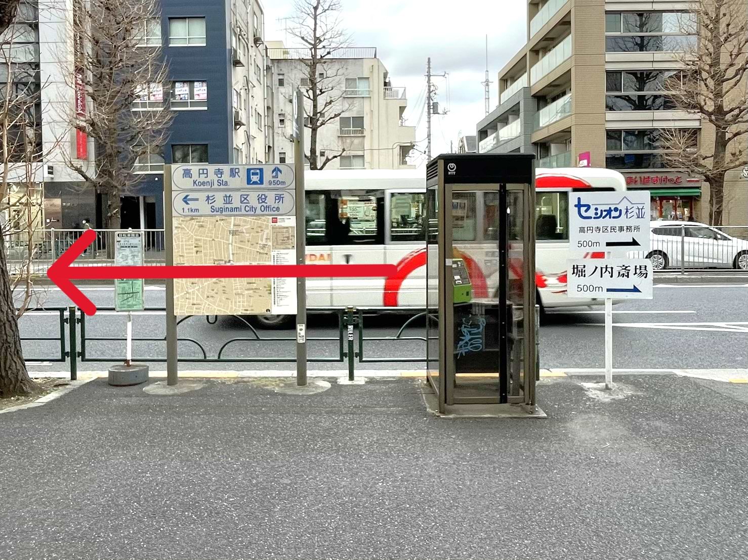 駅の階段を上り、目の前にある地域マップと公衆電話を正面に左折します