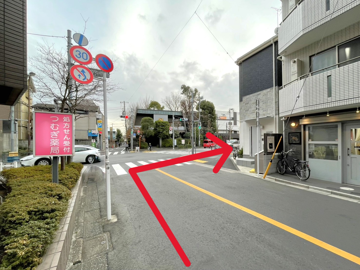 つむぎ薬局さん、Hair Salon HaLaNaさんを右折後、800mほど直進します