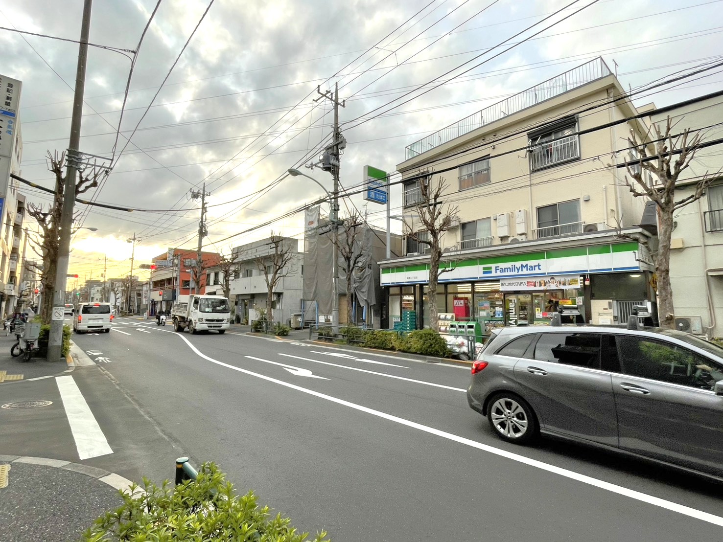 右手にファミリマート梅里二丁目店さんが見えましたら、そこから450mほど直進します