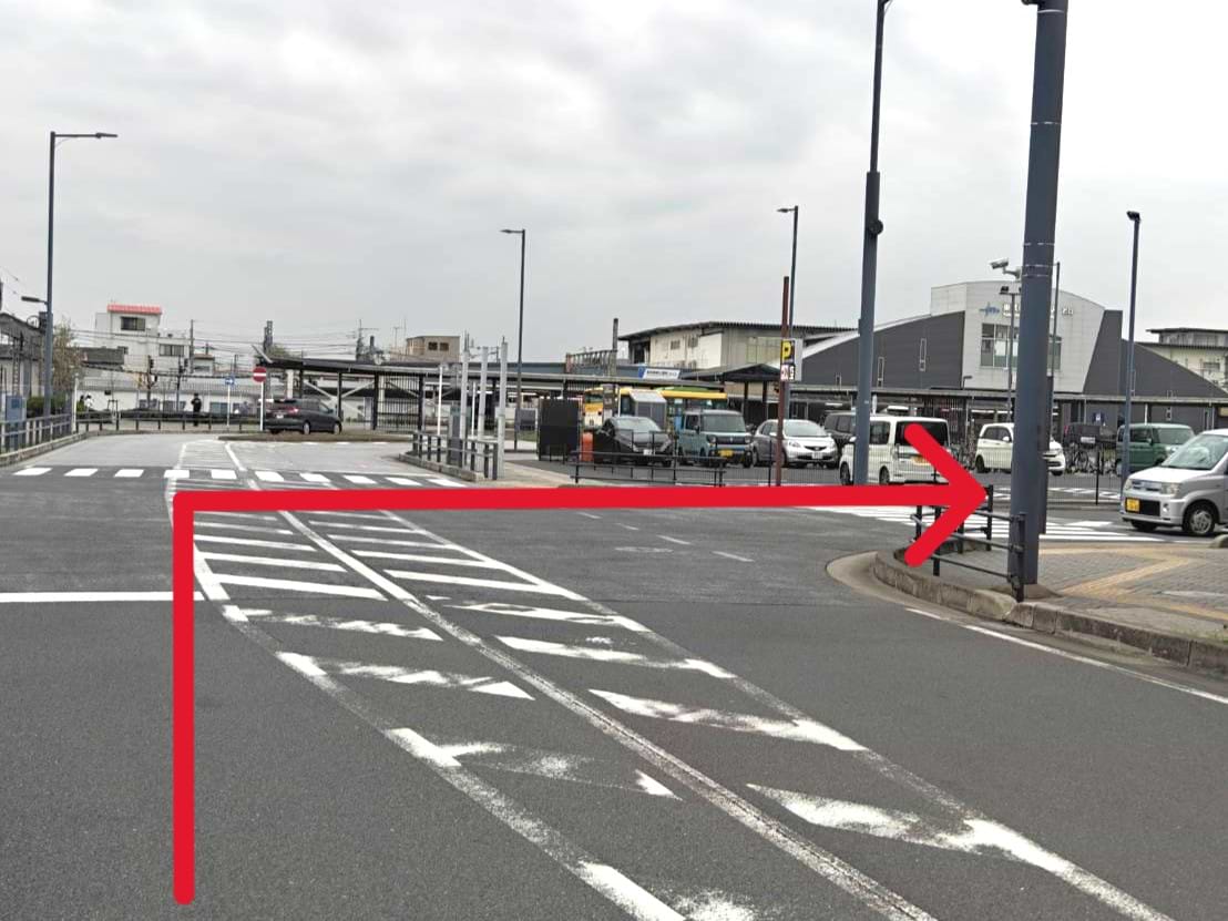 お車でお越しの場合は、駅前の交差点右折します