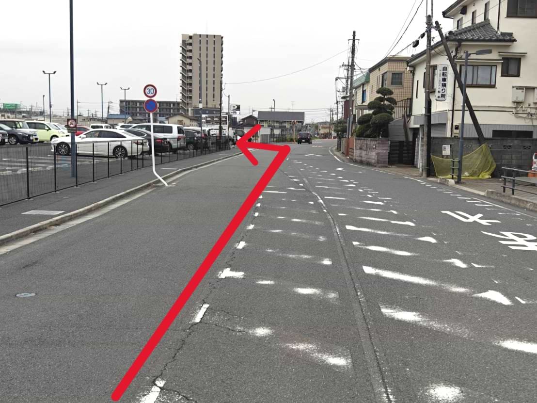 右折後、左側にある駐車場にお車を駐車します