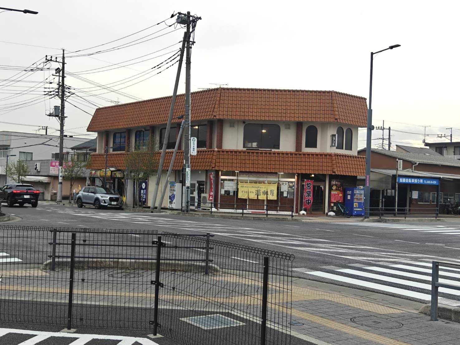 交差点反対側に当店がございます