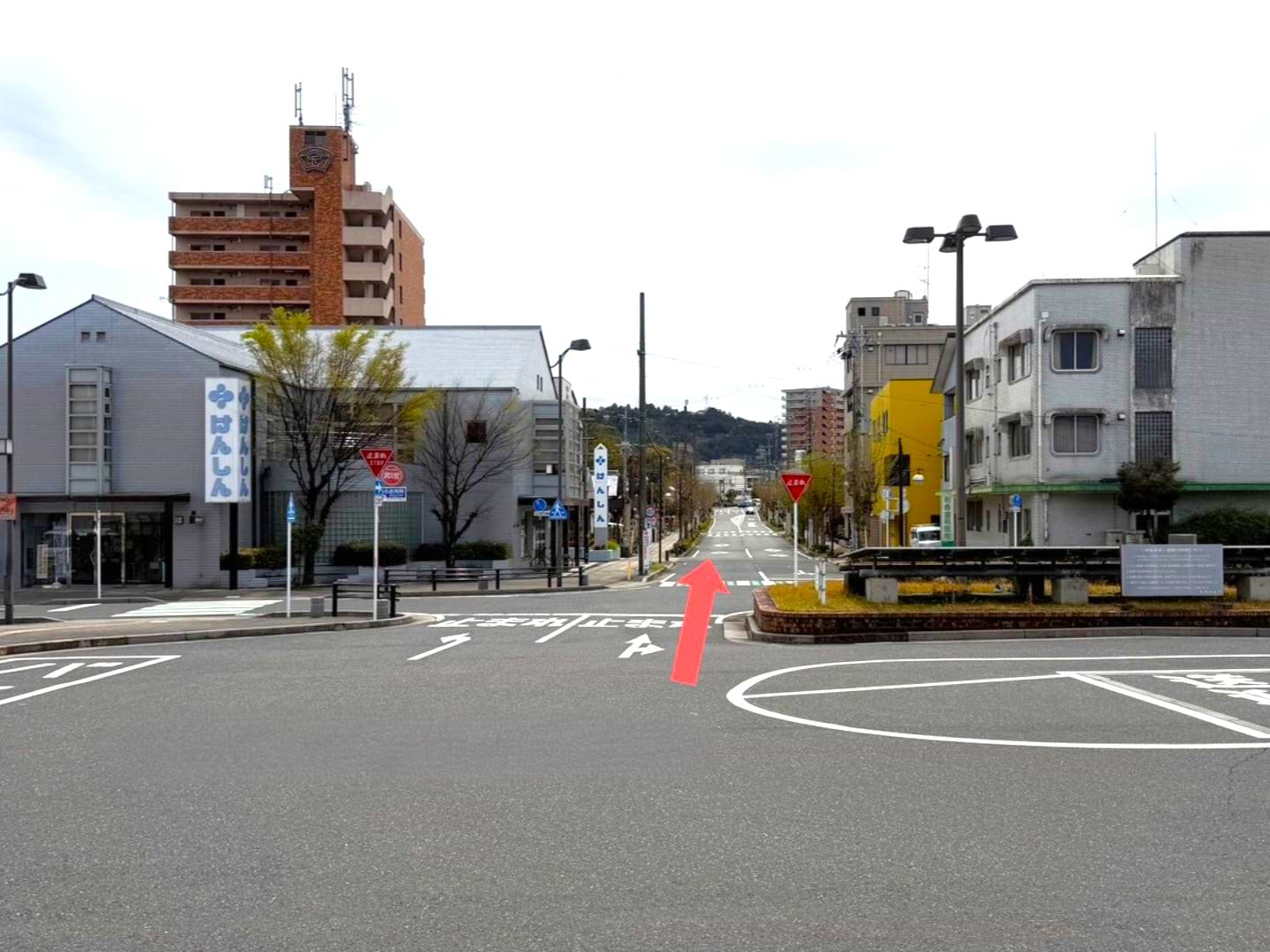 JR草津線 手原駅南口から直進します