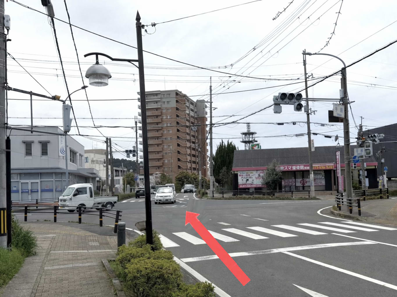 手原交差点を直進し、橋を渡ります