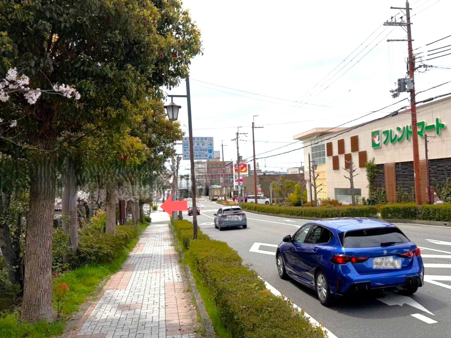 フレンドマート栗東店を右手に直進していただくと左手側に当店がございます