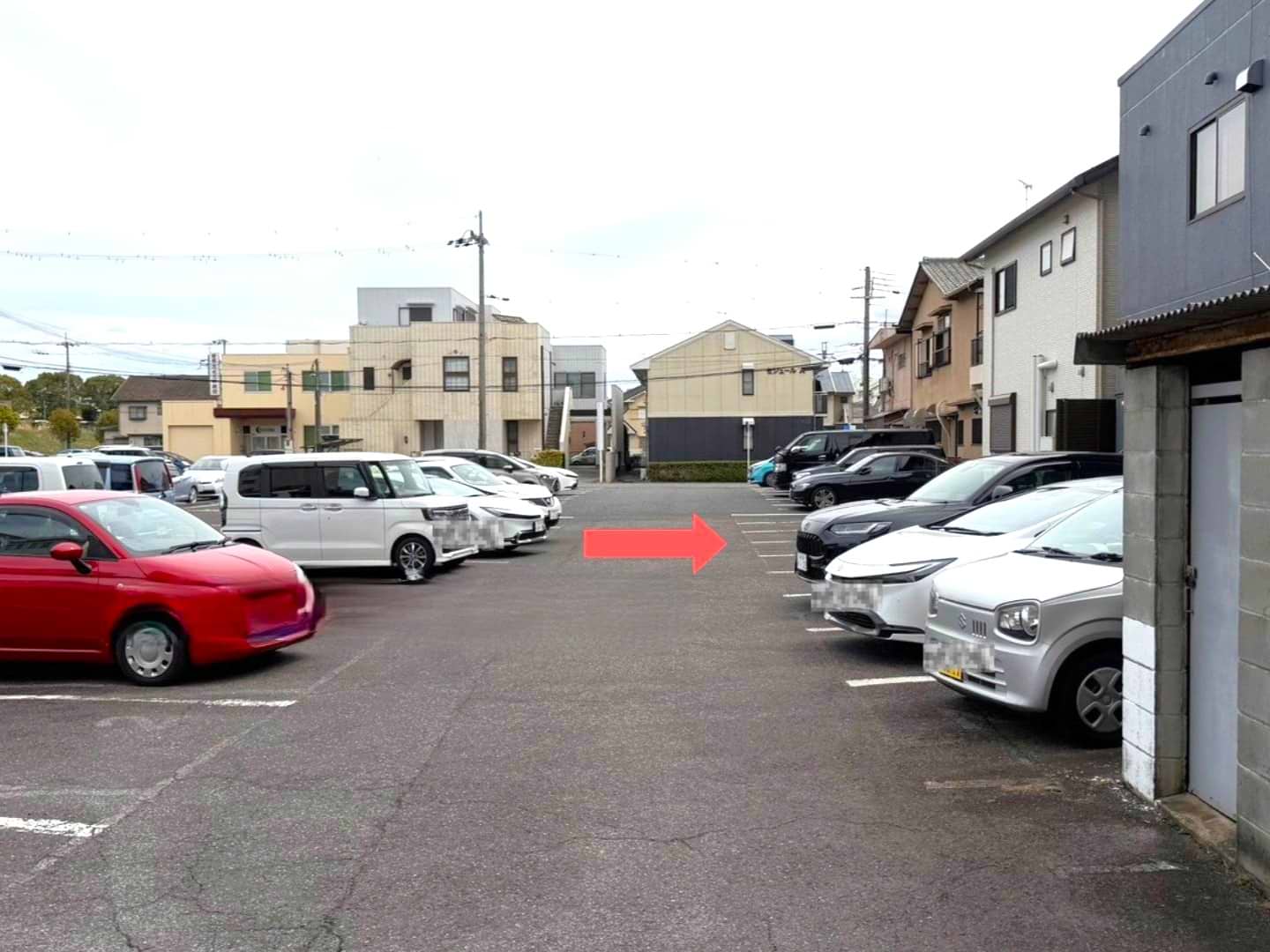 左折するとすぐ右手に駐車場がございます。8番が当店の専用駐車場となります