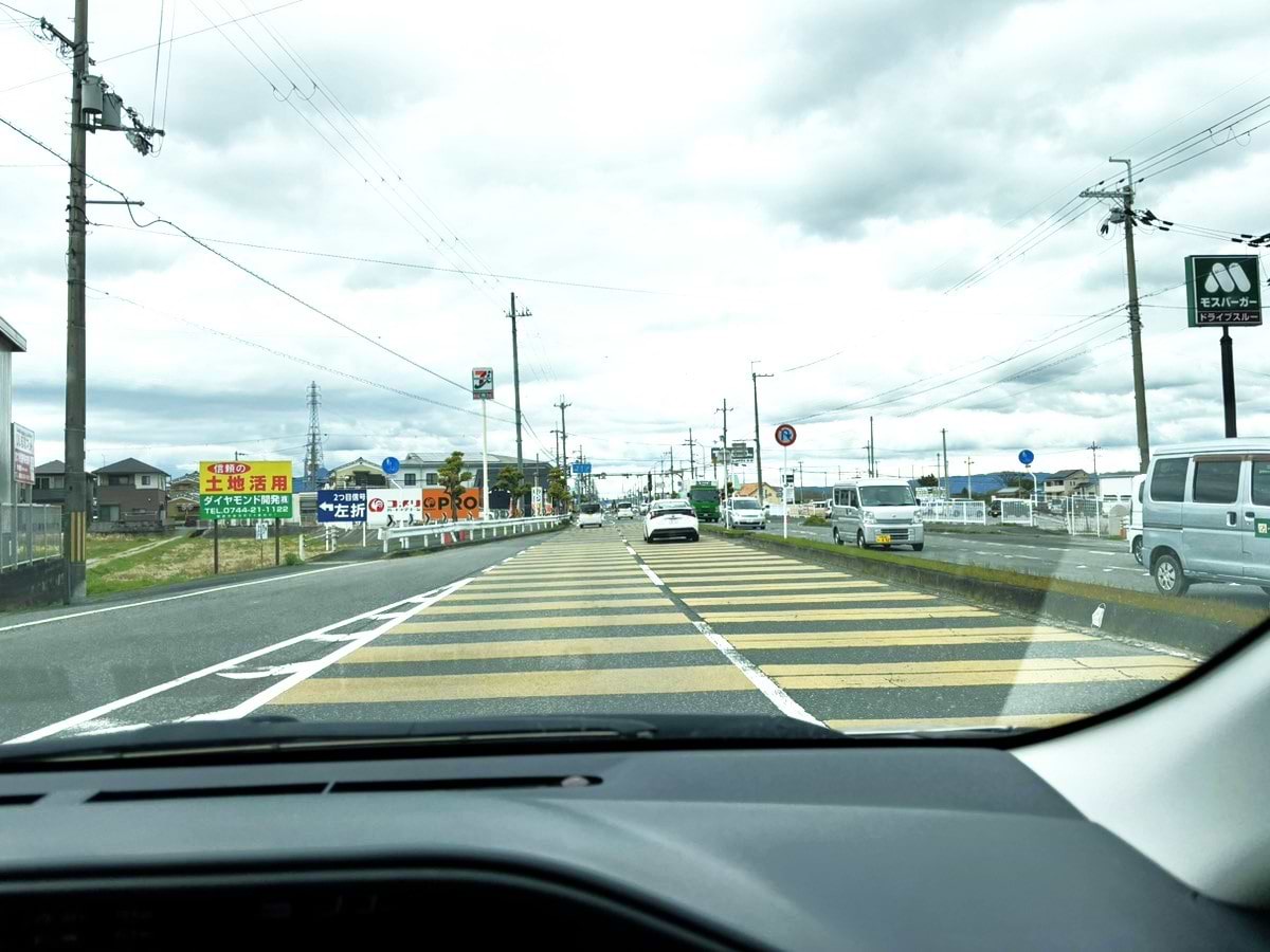 高架を2つ越え、右手にモスバーガートライアル橿原店、左手にセブン-イレブン 橿原豊田町店を過ぎた先、左手に当店がございます