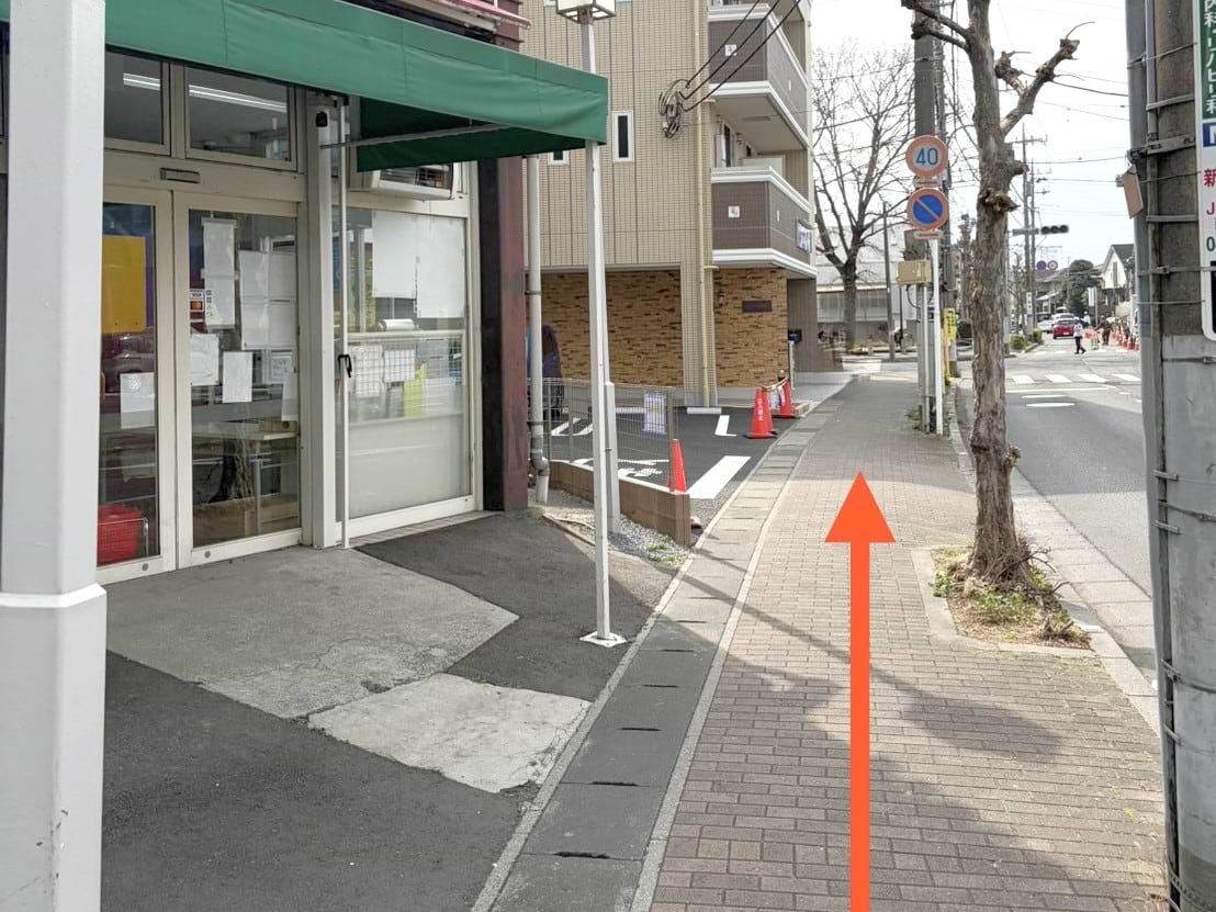 生鮮＆業務スーパー江戸川台店様を左手に直進します