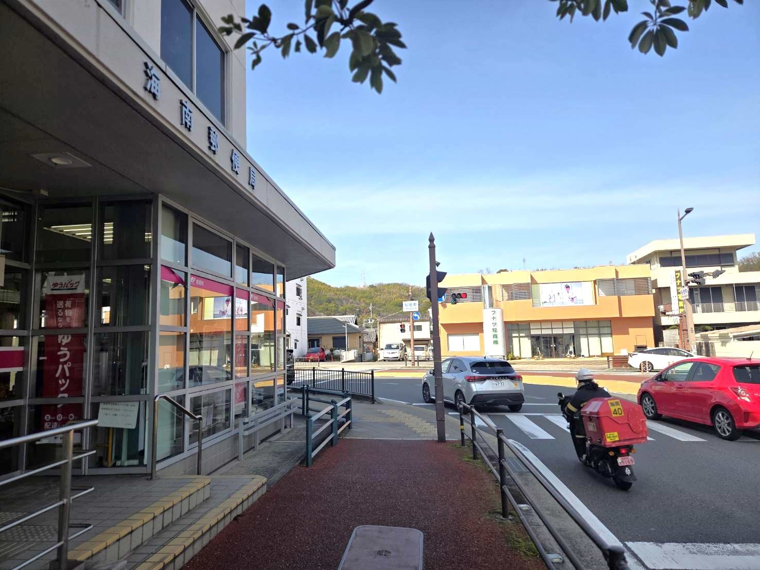 【海南市側からお越しの場合】<br>海南郵便局を左折します