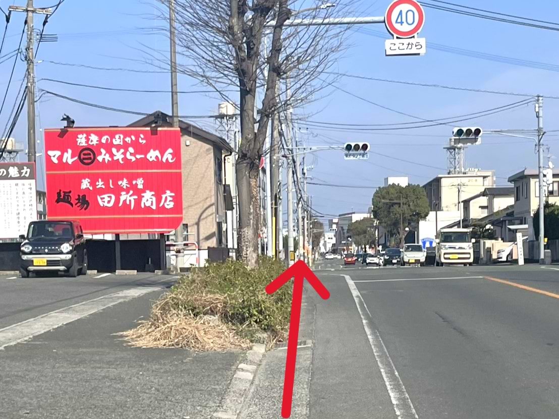 麺場田所商店楡木店さん前の交差点を光の森駅方面に500ｍ程進みます