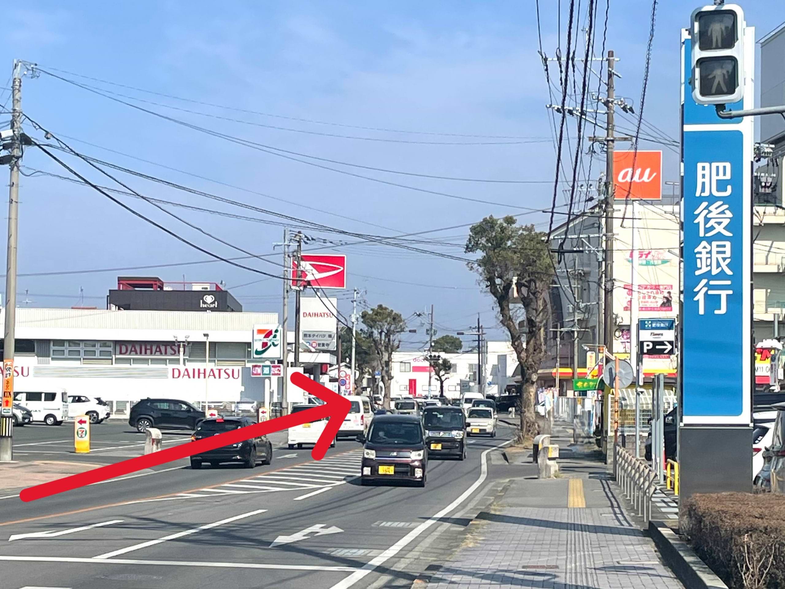 肥後銀行楠支店さんが右側に見えてきたら30ｍ程進みます