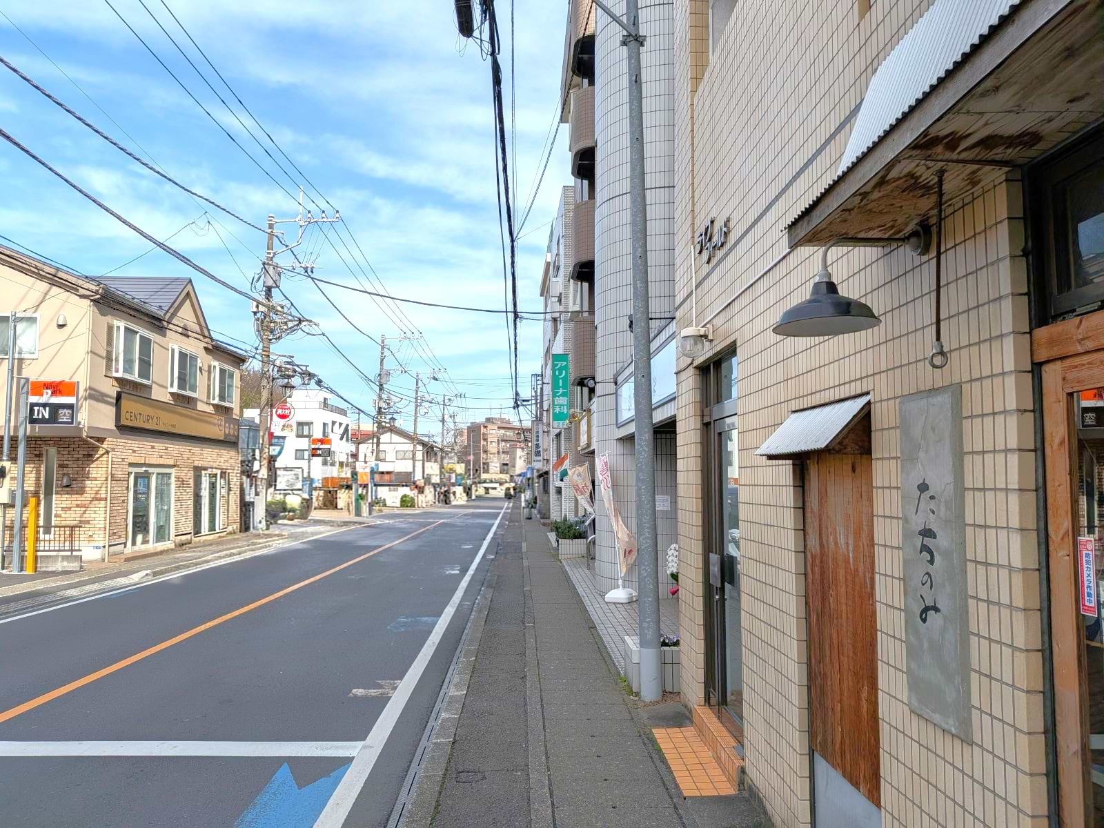 アリーナ歯科クリニックと同じ建物1階に当店がございます