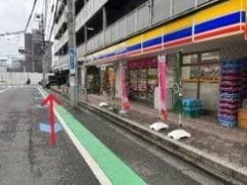 右折後、50ｍほどでミニストップ 高輪3丁目店が見えます