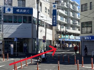 横浜銀行 希望ヶ丘支店に向かって進みます