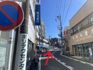 上り坂を直進します