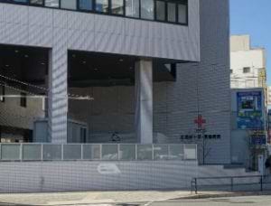 日赤病院に向かって横断歩道を渡ります