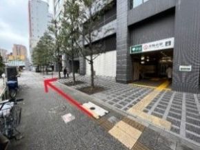 出たら右へ進みます