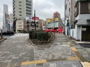 交差点を右へ進みます