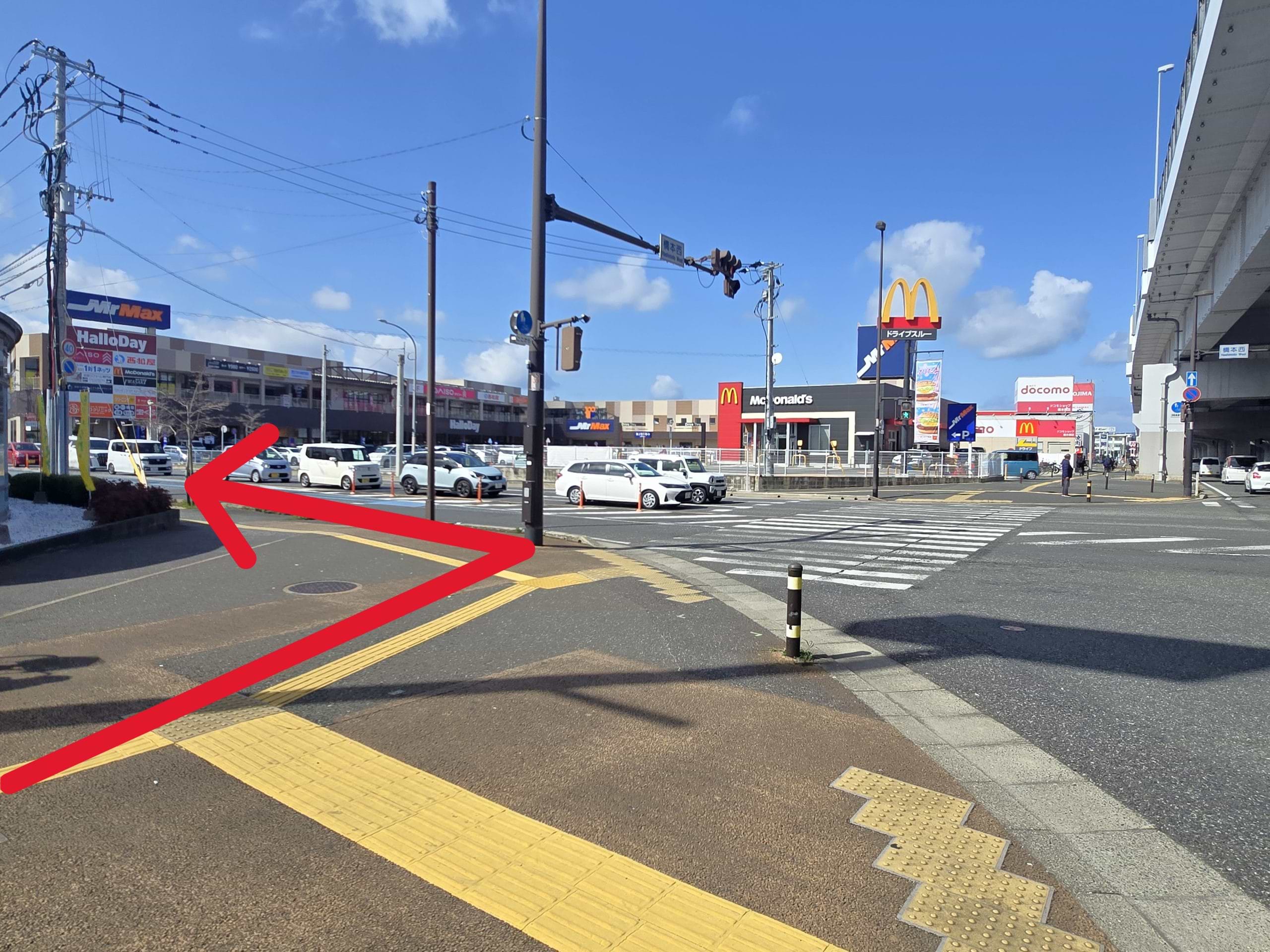 マクドナルド 外環橋本店を目印に橋本西交差点を左折し、700ｍほど直進します