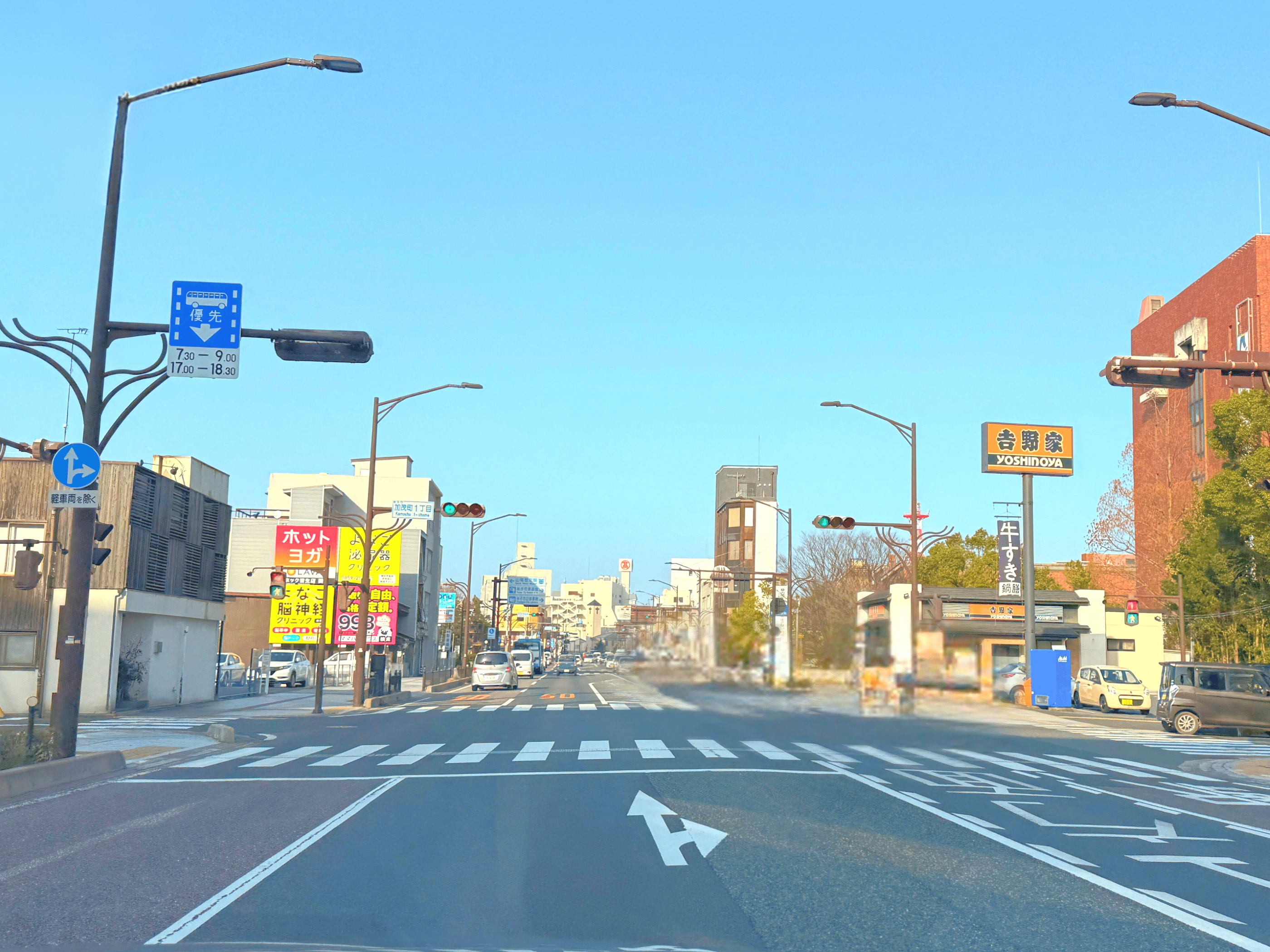 加茂町一丁目の交差点を直進します