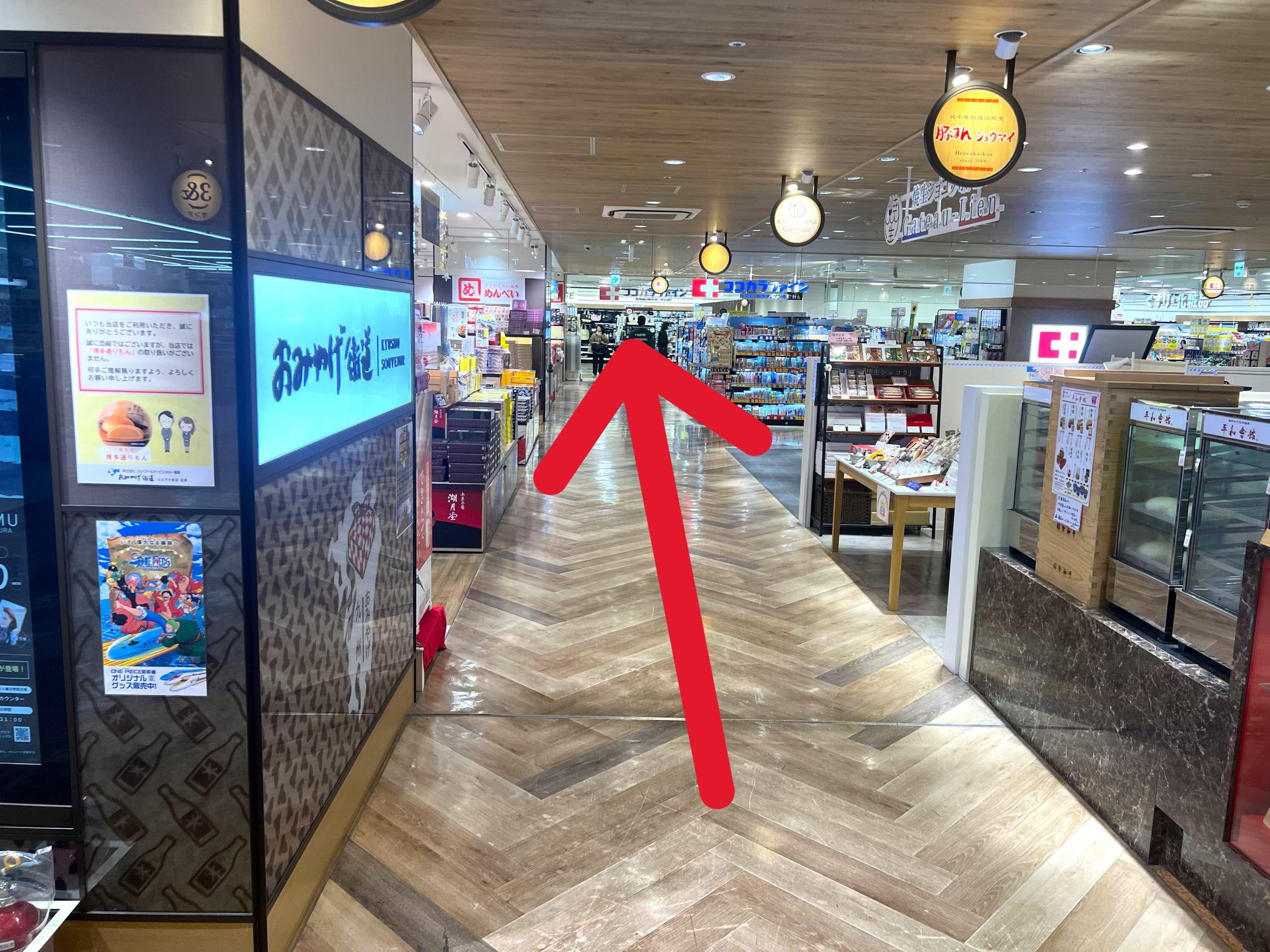 角ですぐ左折し、そのまま奥まで直進すると左手に当店がございます